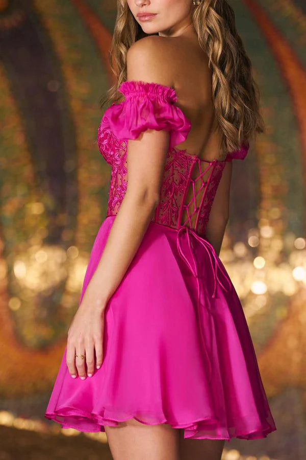 Abito da ballo corto rosa con scollo a cuore e pizzo